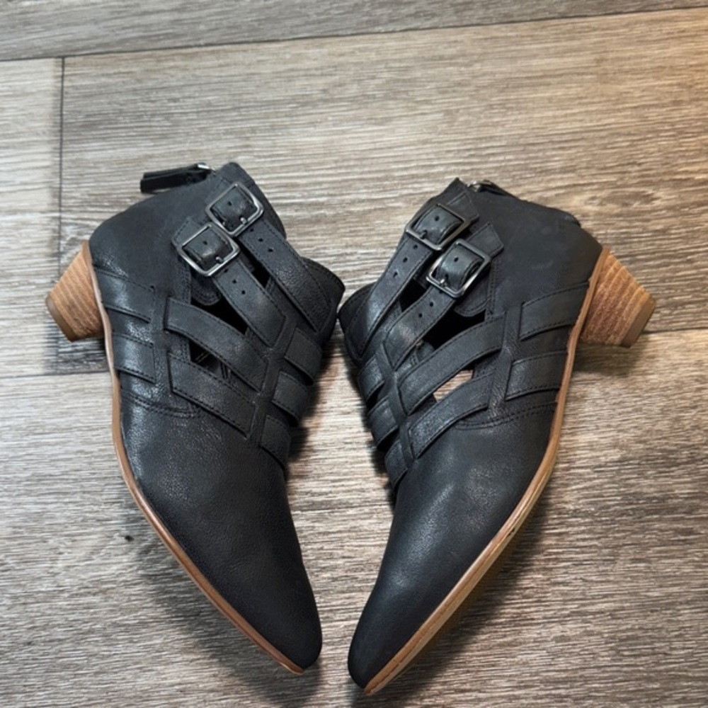 Clarks Black Ankle Boots with Buckle Detail woman’s size 6 (s232)